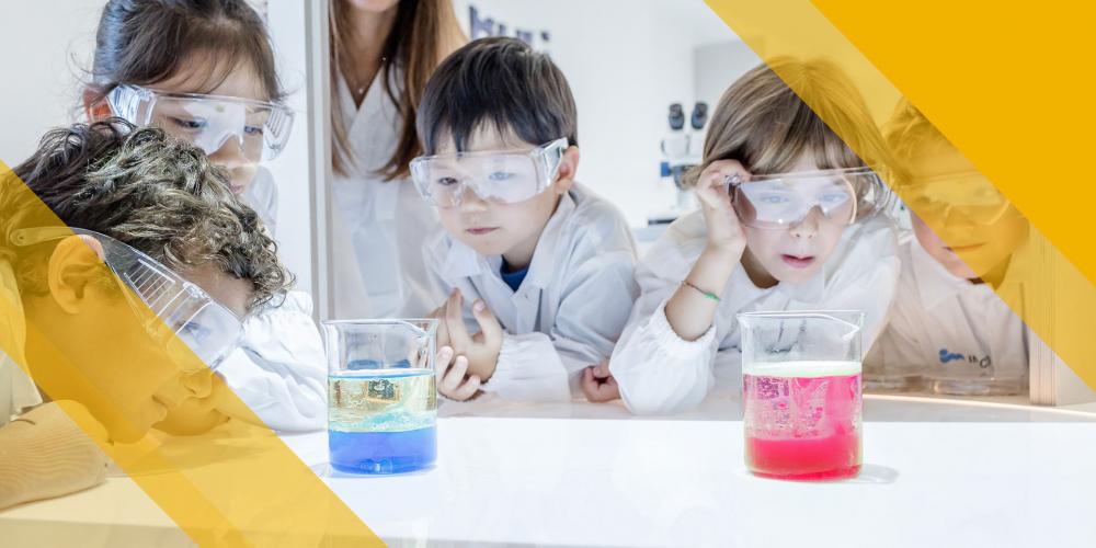 bambini in laboratorio